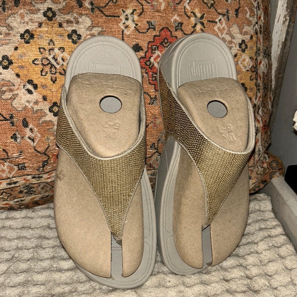 NEW gold Flipflop sandals Sz 7